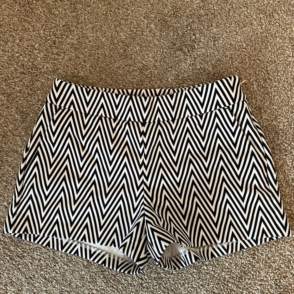 Black and White Chevron Shorts, Size 00 Express